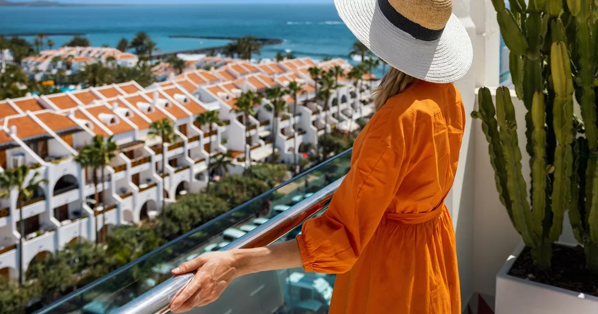 OnlyFansi modell hukkus filmimise ajal, kui ta kukkus hotelli rõdult alla