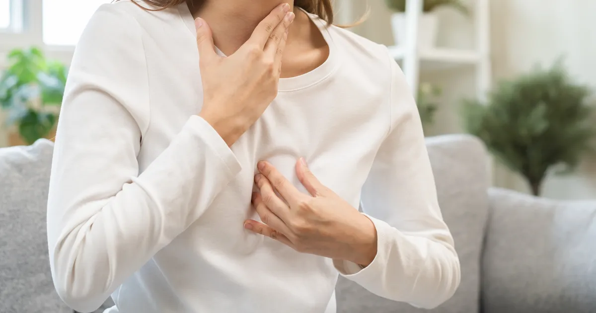 Millises asendis tuleb magada kõrvetiste korral?