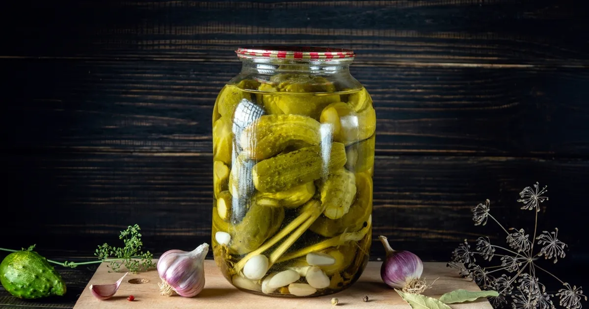 Ära vala hapukurgivedelikku ära! Nutikad viisid, kuidas seda kodus kasutada