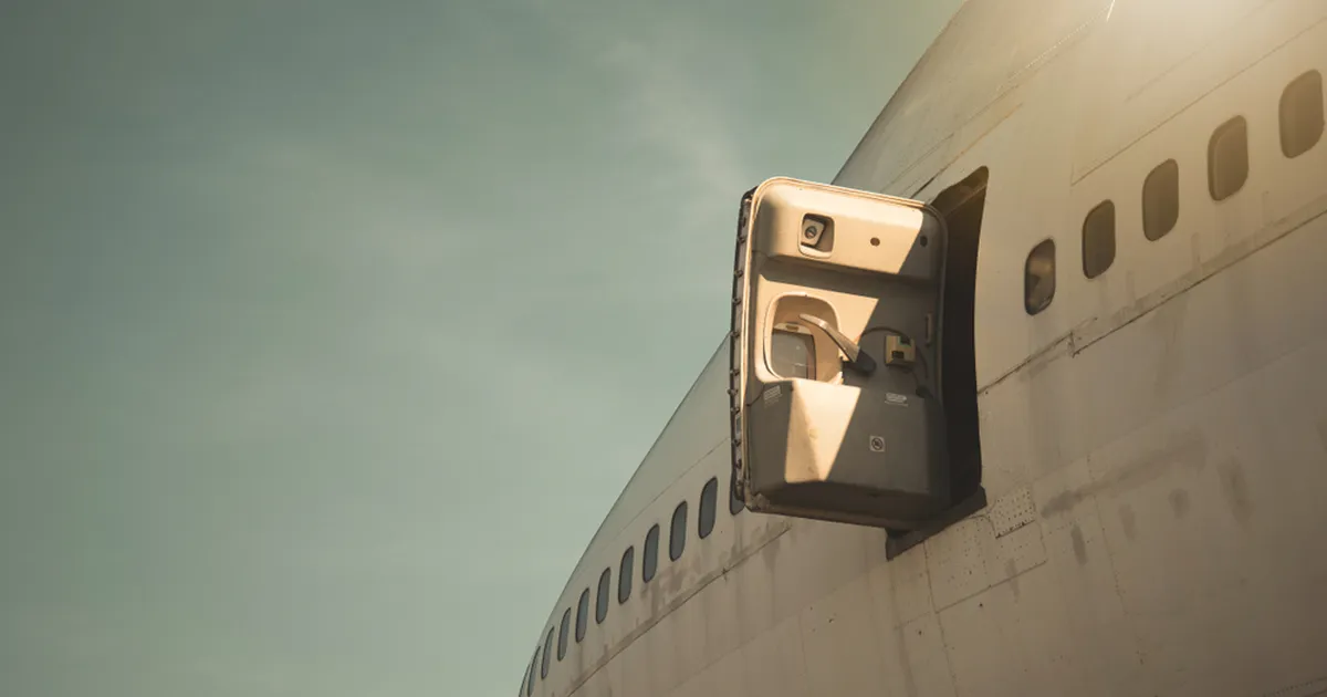Reisija ründas lennusaatjat, avas lennuki hädaväljapääsu ja hüppas välja