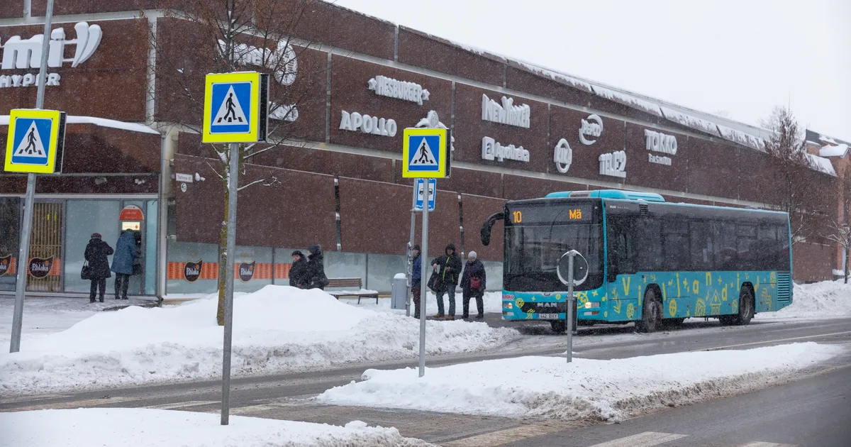 EI TUNNE KÜLMA? ⟩ Viljandis jäi tähelepanelikule mehele bussipeatuses silma T-särki kandnud laps