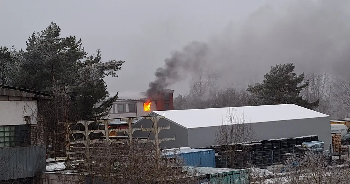 FOTO ⟩ Männikul põleb kahekorruseline hoone. Kolm inimest viidi haiglasse ning evakueeriti vähemalt 20