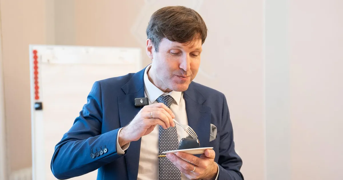 Lubaduse täitmine või mitte: Martin Helme sõi riigikogus ära tüki kaabukujulisest tordist