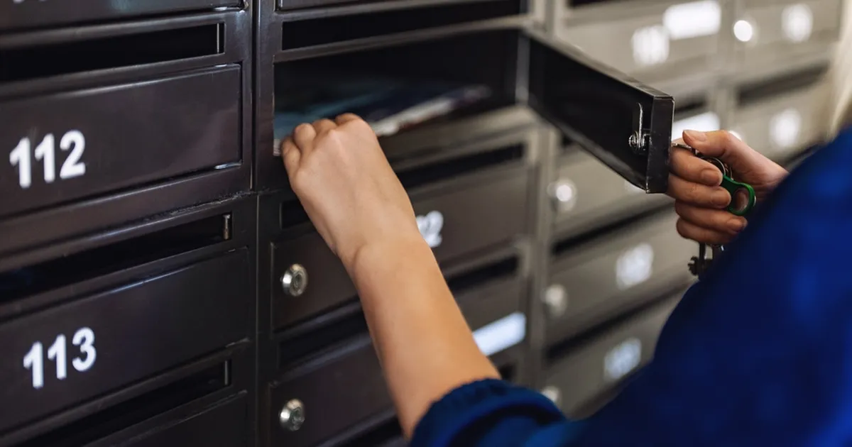 Naise elu muutus õudusfilmiks, kui uue kodu postkastis ootas salapärane kingitus