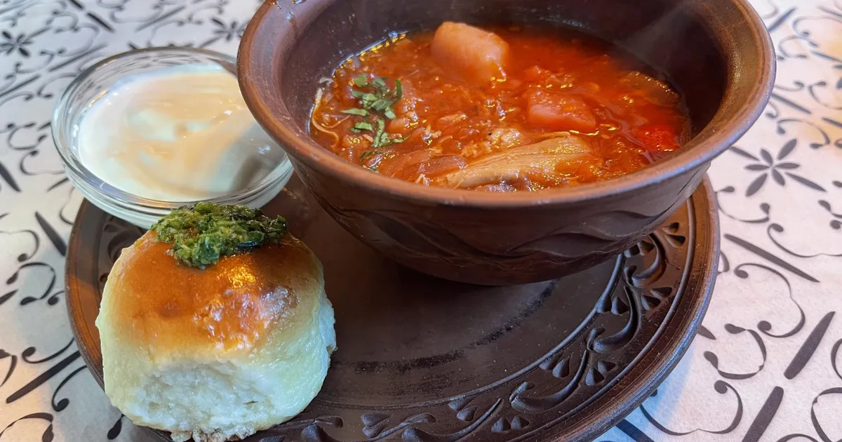 NÄDALA RESTORAN ⟩ Lopsakas Ukraina köök vanas keldripoes. Isegi rohelist borši saab!