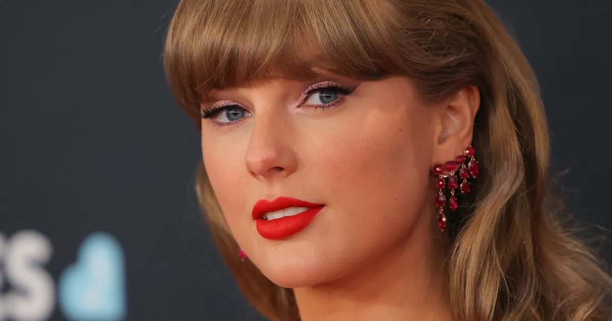 KATKEND RAAMATUST ⟩ Kuidas popstaar Taylor Swifti koolis kiusati