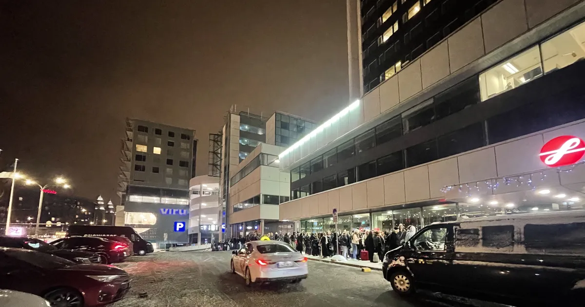 FOTOD JA VIDEO ⟩ «Veebruarikuus on see puhas õnnistus...» Soome abituriendid on taas Tallinna kesklinna hotelli hõivanud