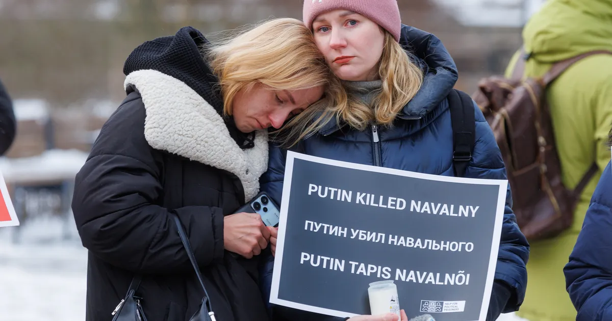 FOTOD ⟩ «Putin tappis Navalnõi»: Tammsaare pargis peeti Navalnõi surma-aastapäeval mälestusüritust