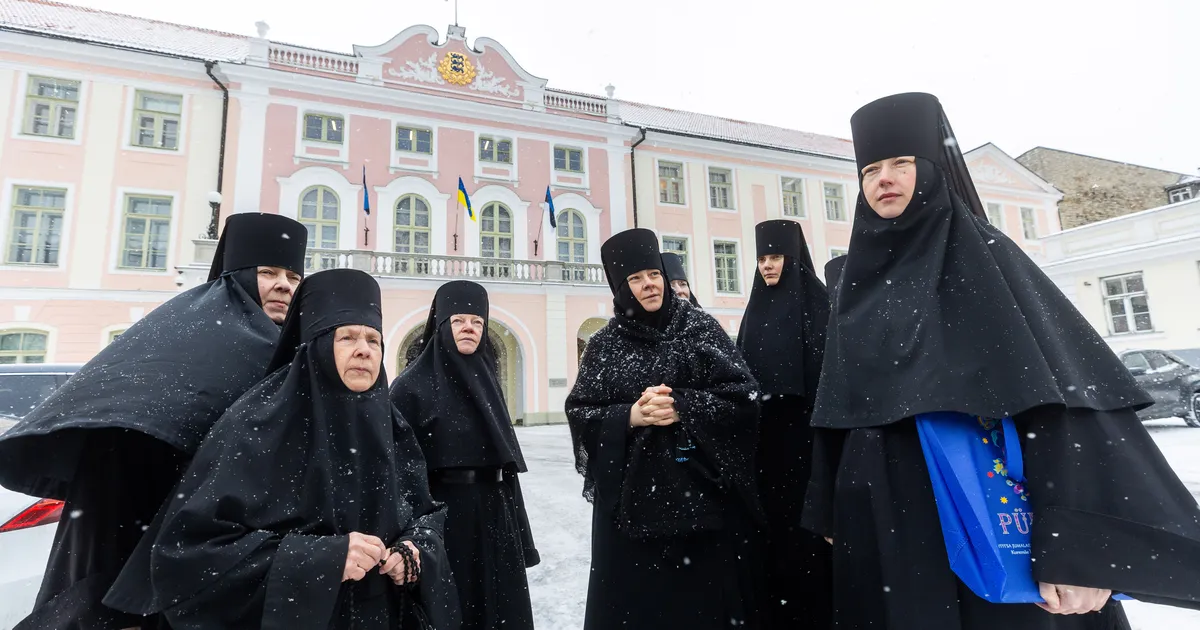 FOTOD ⟩ Kuremäe kloostri nunnad käisid riigikogus palvekirja üle andmas