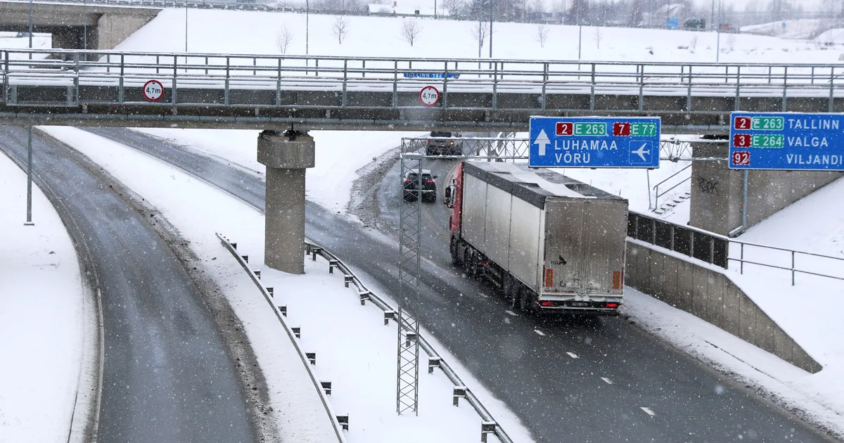 Veokijuht põrutas kõrge lastiga sillapiirdesse