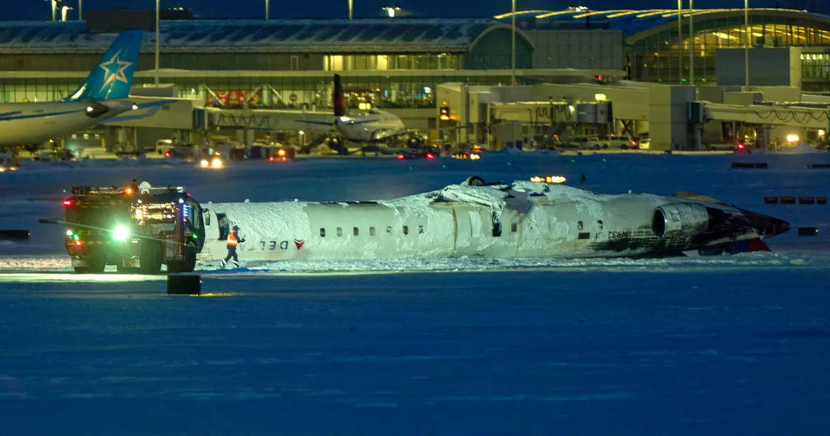 VIDEO ⟩ Toronto lennuõnnetus: «Rippusime pea alaspidi nagu nahkhiired»