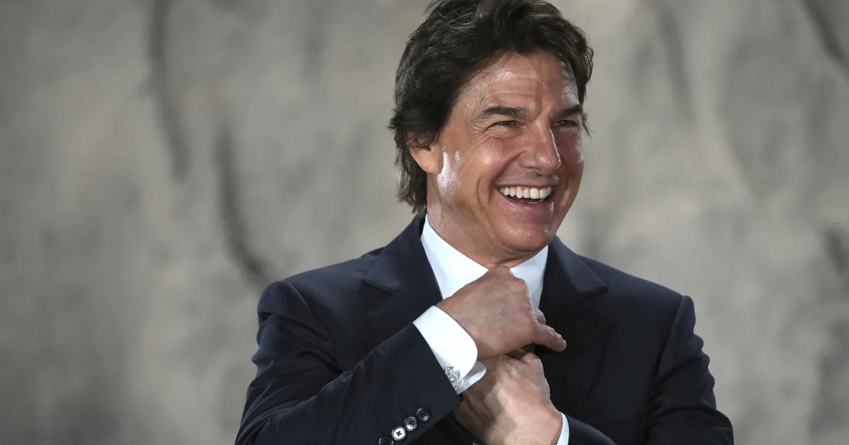 PAPARATSOFOTOD ⟩ Tom Cruise veetis väidetavalt sõbrapäeva endast pea poole noorema näitsiku seltsis, kes on ühtlasi ka suhtes teise mehega