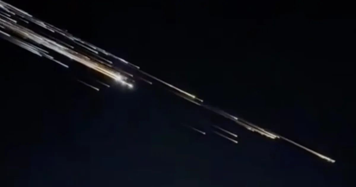 Videod ⟩ Poolas kukkus elumajade vahele Muski raketitükk