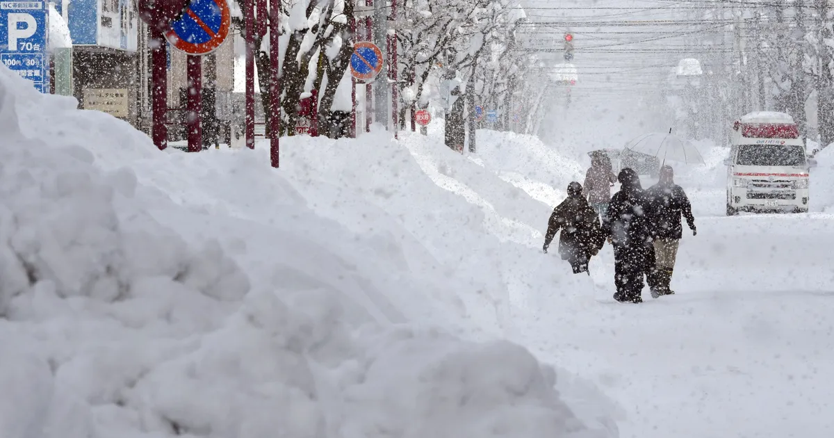 Põhja-Jaapanis kõrguvad lumehanged katusteni