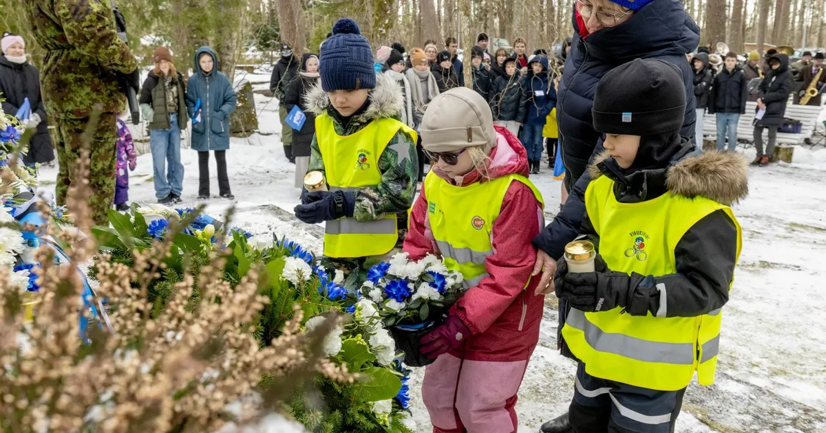 GALERII ⟩ Audru pasunakoor lasi vabadussõja samba kõrval kõlada isamaalistel viisidel