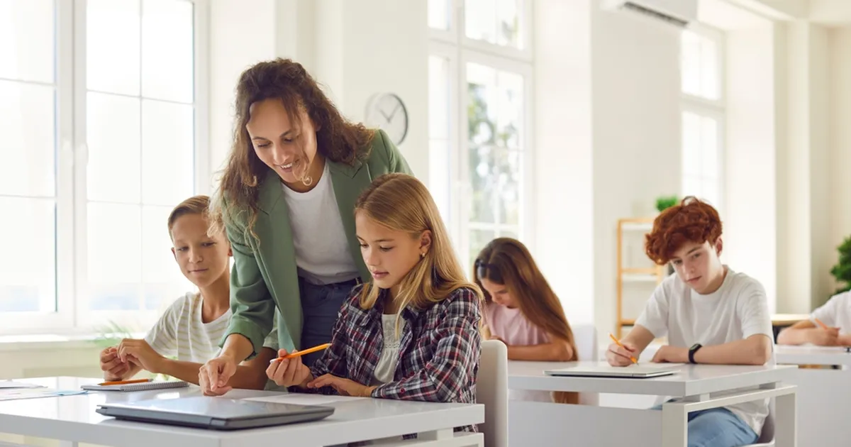 Õpetaja paljastas kogemata ühe mehe 100-aastase saladuse, mis muutis kahe õpilase elu
