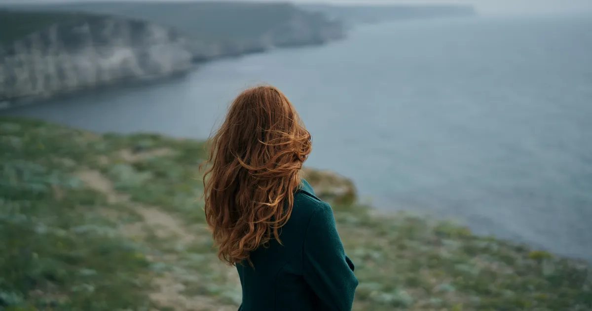 MÜSTEERIUM ⟩ Kui talvine torm toob rannikul välja inimjäänused, heidab see valgust süngele tõele, mida keegi ei taha välja öelda