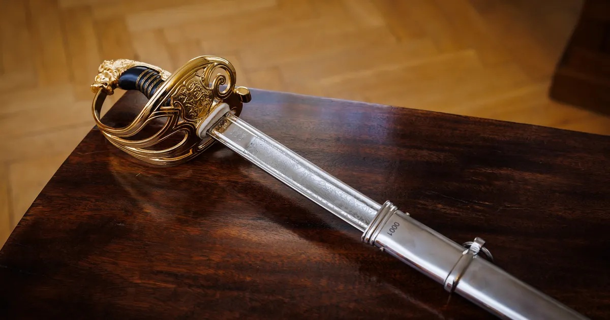 GALERII ⟩ President andis liputoimkonnale üle kaitseväe ohvitseri mõõga