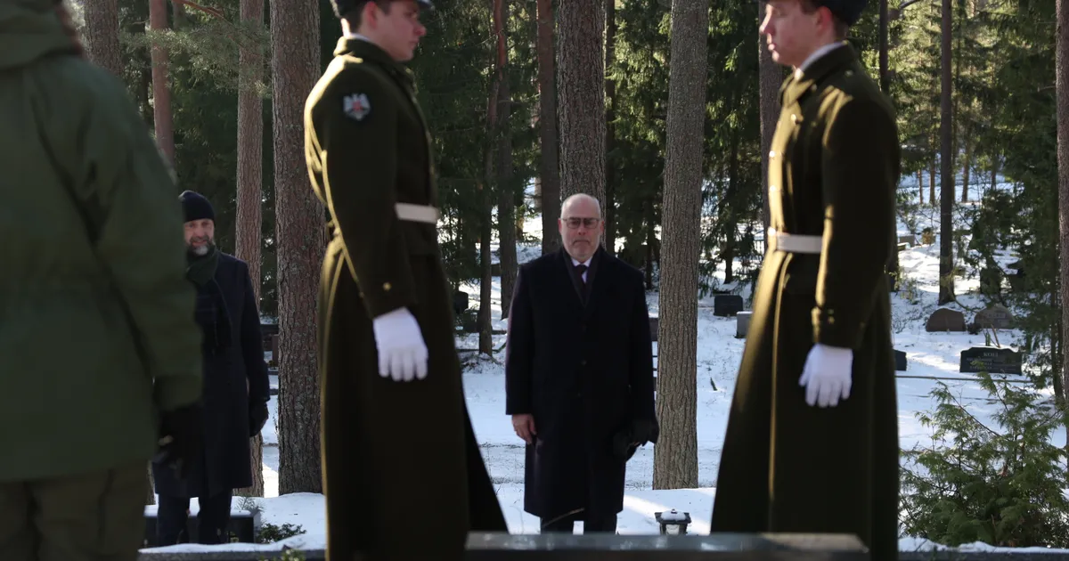 GALERII ⟩ Metsakalmistul mälestati Eesti riigitegelasi ja loeti hingepalvet