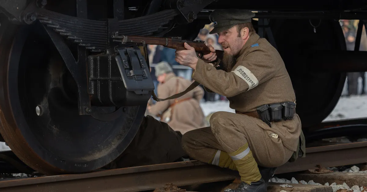 FOTOD ⟩ Eesti sõjamuuseumi taaslavastas lahingu soomusrongi ümber