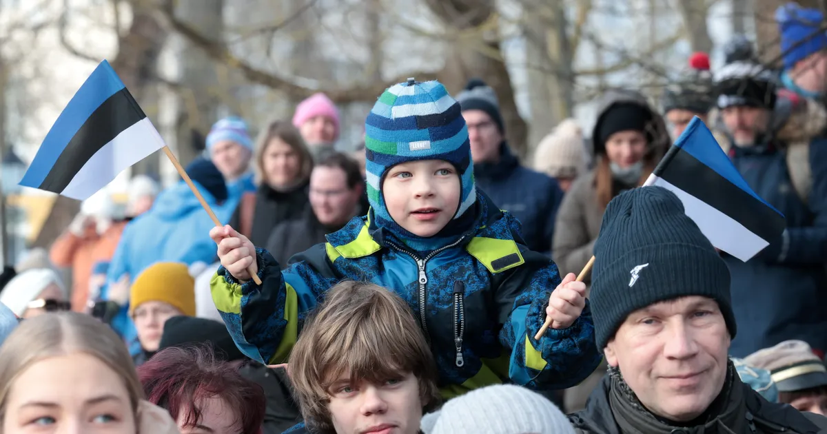 GALERII ⟩ Tuhatkond tartlast kogunes Toomele sinimustvalget austama