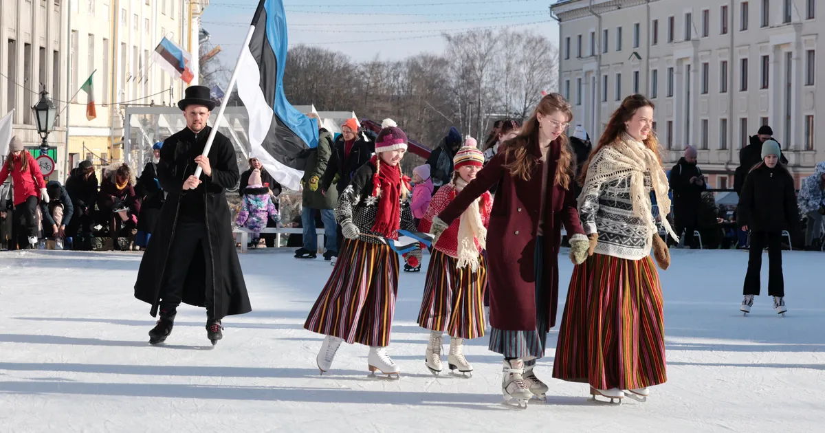 VAATA PILTE ⟩ Rahvariides noored pidasid raeplatsi uisuväljakul pidu