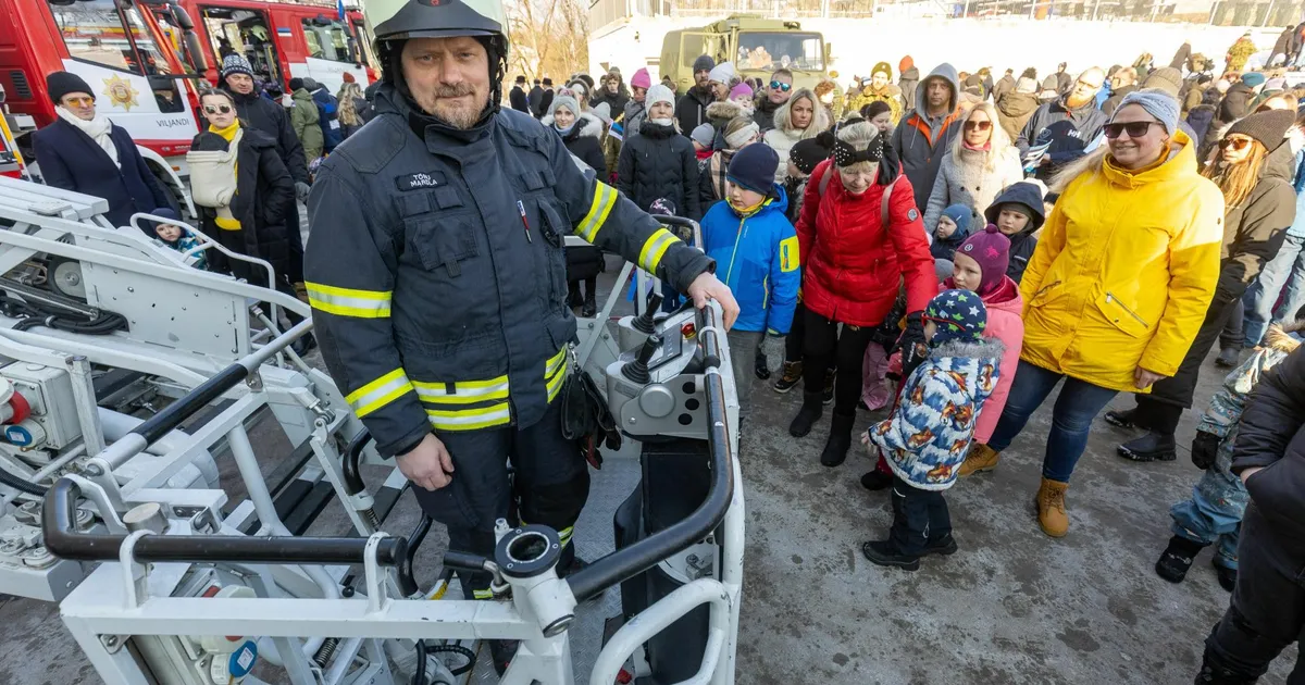 LEIA END PILDILT! ⟩ Viljandi päästjad lõbustasid linnarahvast redelautoga