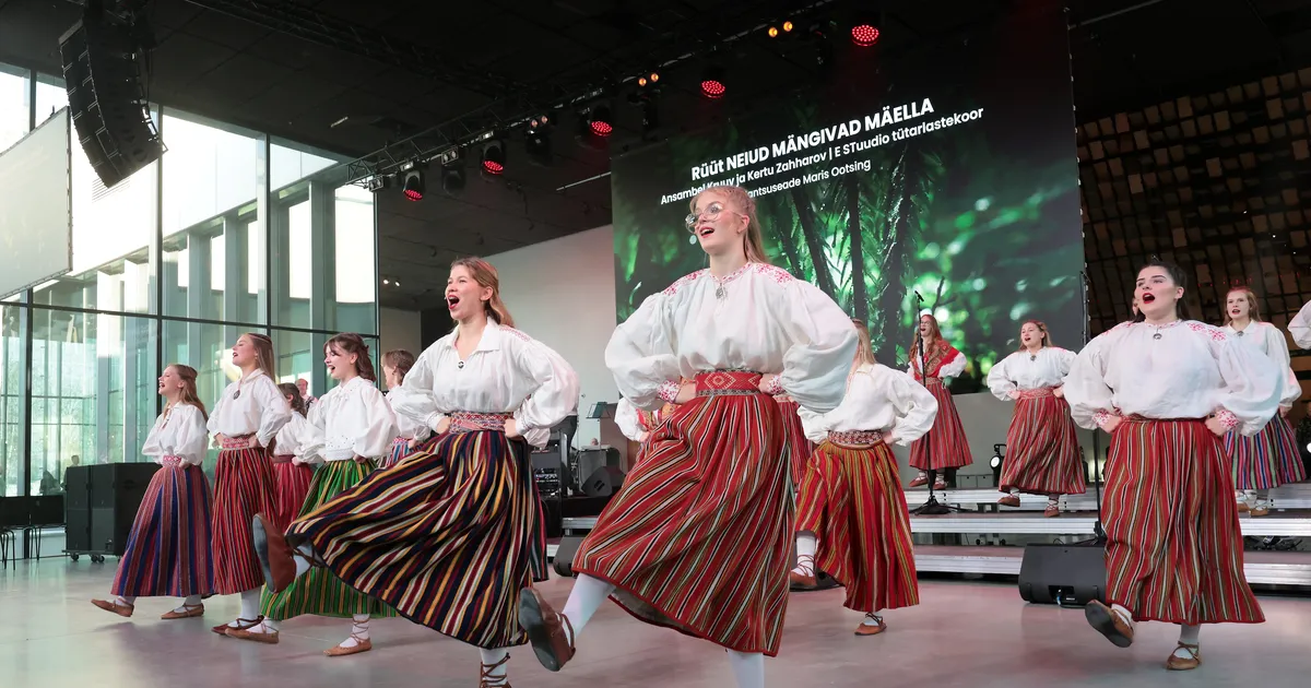 GALERII ⟩ Eesti Rahva Muuseumi tasuta kontserdil jäid paljud inimesed istekohata