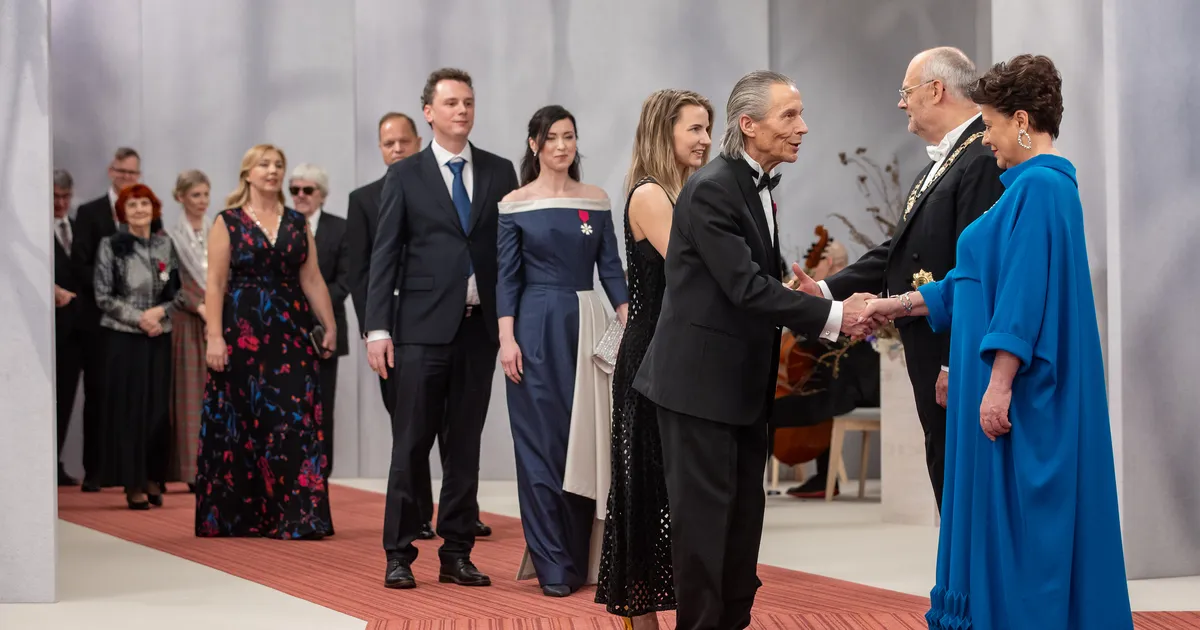 OTSEPILT JA FOTOD ⟩ President ja presidendiproua tervitavad peoõhtule saabunud külalisi