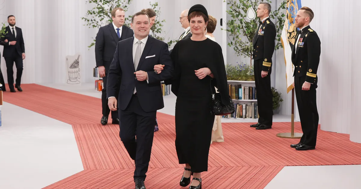 UUS PAAR? ⟩ Sotsiaalkaitseminister Signe Riisalo tuli presidendi vastuvõtule poliitik Madis Timpsoni käevangus