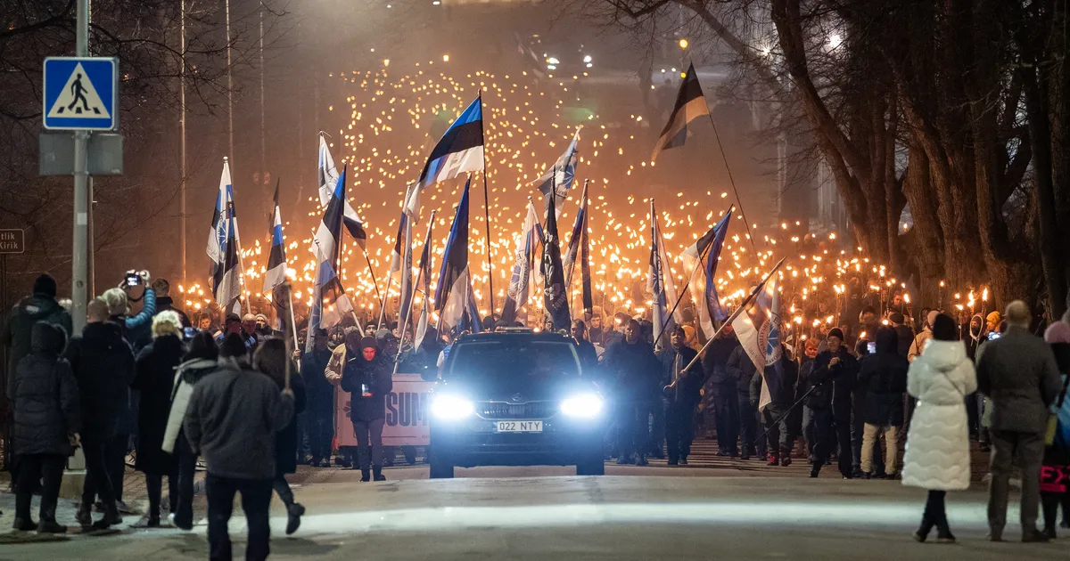 FOTOD ⟩ EKRE tõrvikurongkäigule kogunes suur rahvamass