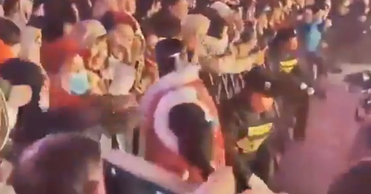 VIDEO ⟩ Hiina humanoidrobot sööstis inimesele kallale