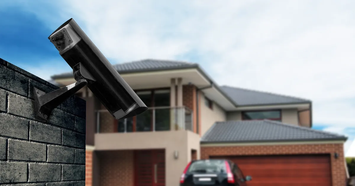 VIDEO ⟩ Ema ehmub kangeks, kui näeb valvekaamerast oma poja öist tegevust