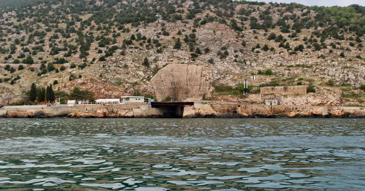 MUUSEUM TAAS TEENISTUSES ⟩ Venemaa võib olla Krimmis võtnud uuesti käiku vana salajase allveelaevabaasi