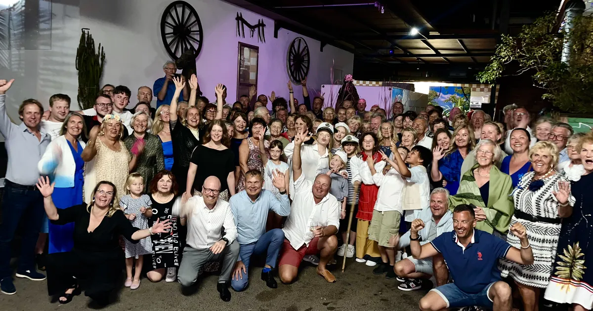 REPORTAAŽ ⟩ Sajad eestlased pidasid Tenerifel Eesti sünnipäeva puhul võimsa peo: «Siin on küll kliima parem, kuid...»