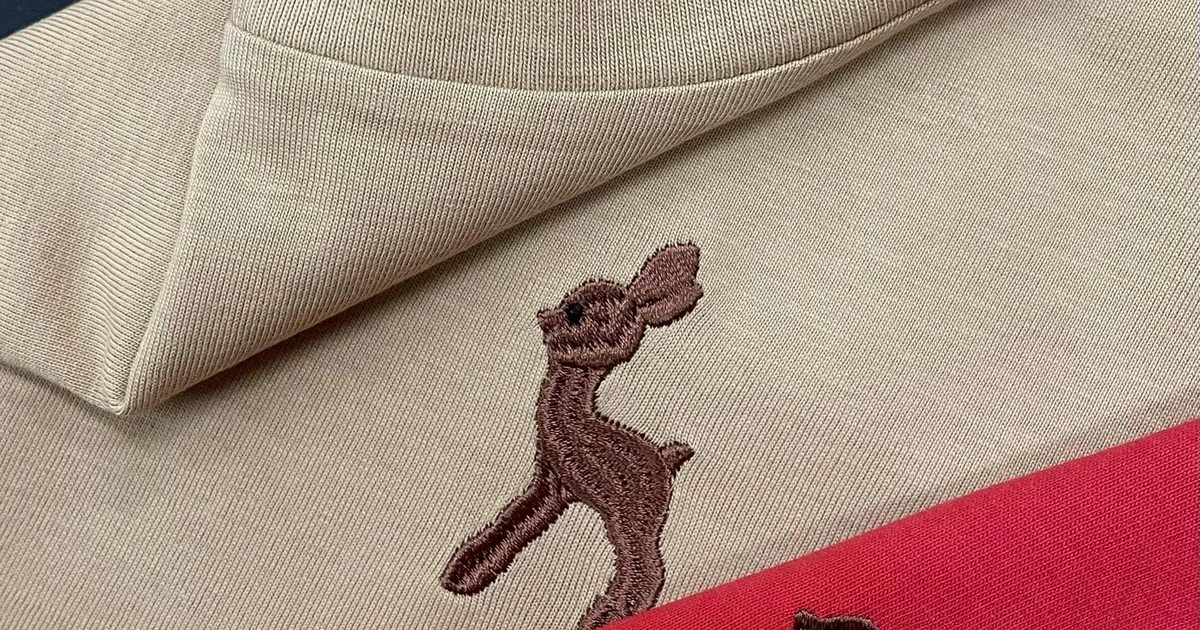 Viljandist sirgunud moedisainer tõi Oiu sadamasse tähendusrikka kollektsiooni