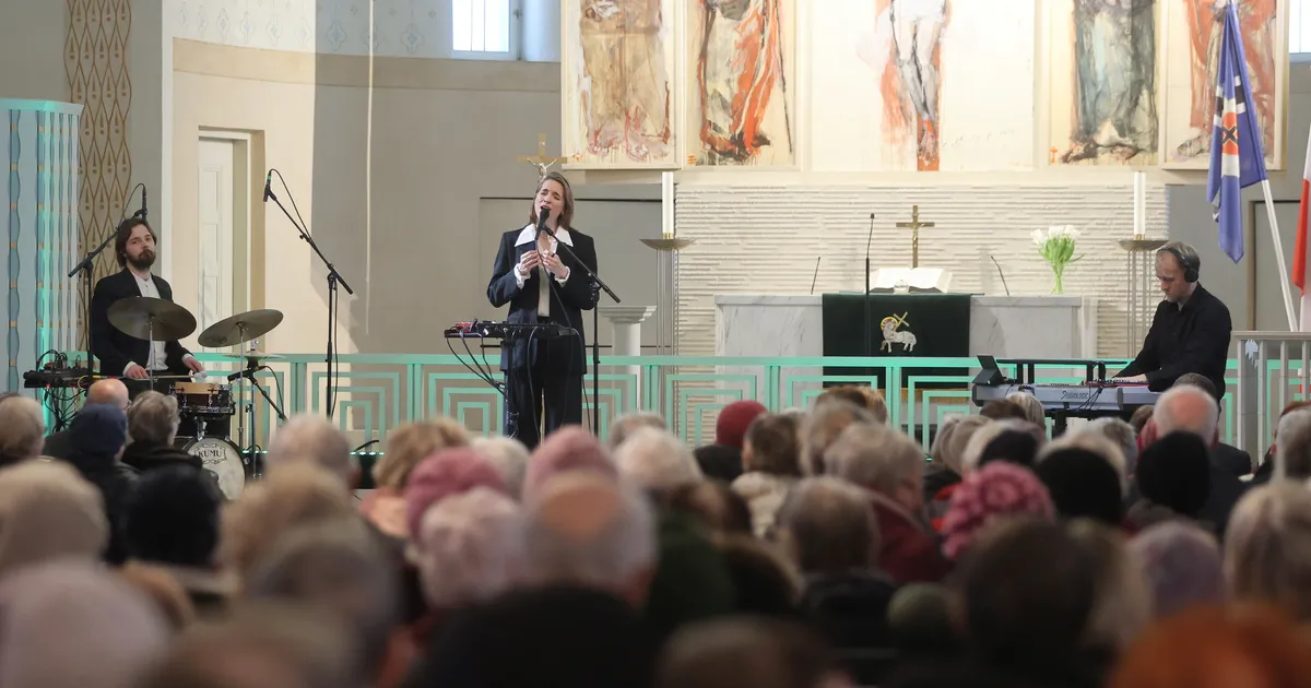 PILDID ⟩ Tuhatkond väärikas eas tartlast tähistas Pauluse kirikus vabariigi aastapäeva