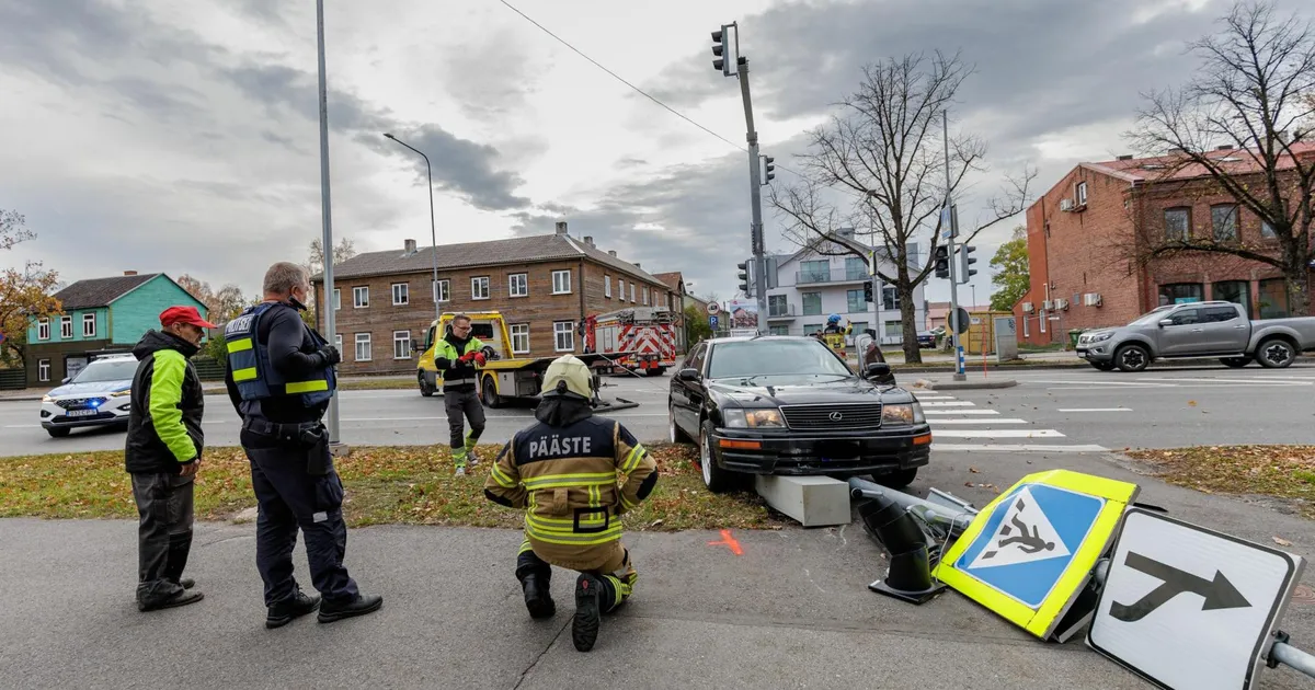 Laokil Lexus meelitas nooruki sõidule, mille lõpetas foor
