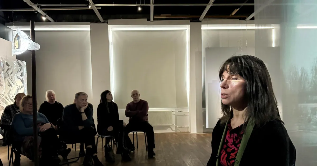 ARVUSTUS ⟩ Udutuled ja mälestused Sofi Aršase maailma läbikumavas materjalis