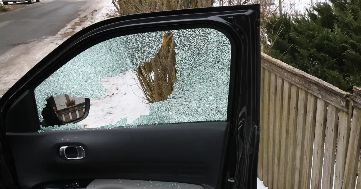 Ihastes lasti öösel õhupüssiga katki mitme auto aknad