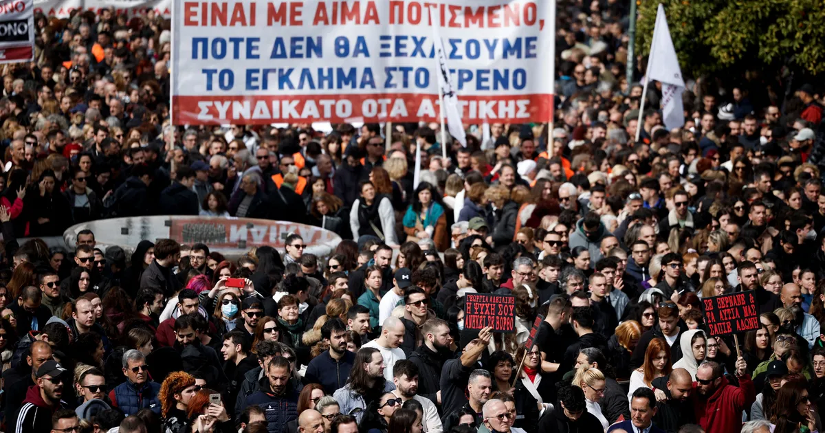 AJALOOLINE PROTEST ⟩ Sajad tuhanded vihased kreeklased on halvanud pea kogu riigi