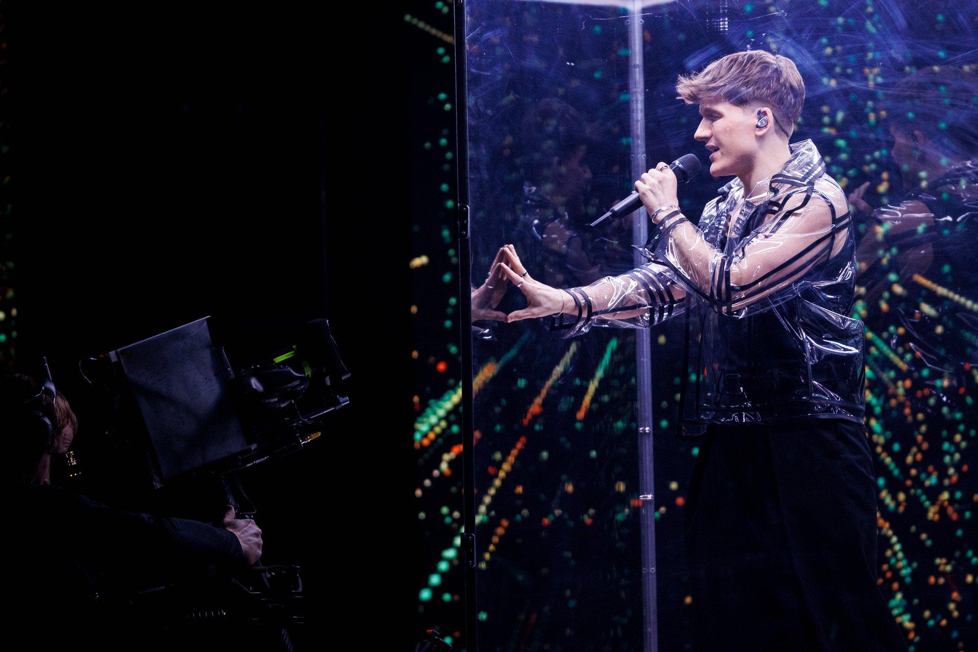 Osta ära! Eesti Laulu finalist Janek müüb oma lavasõu klaaskuubikut