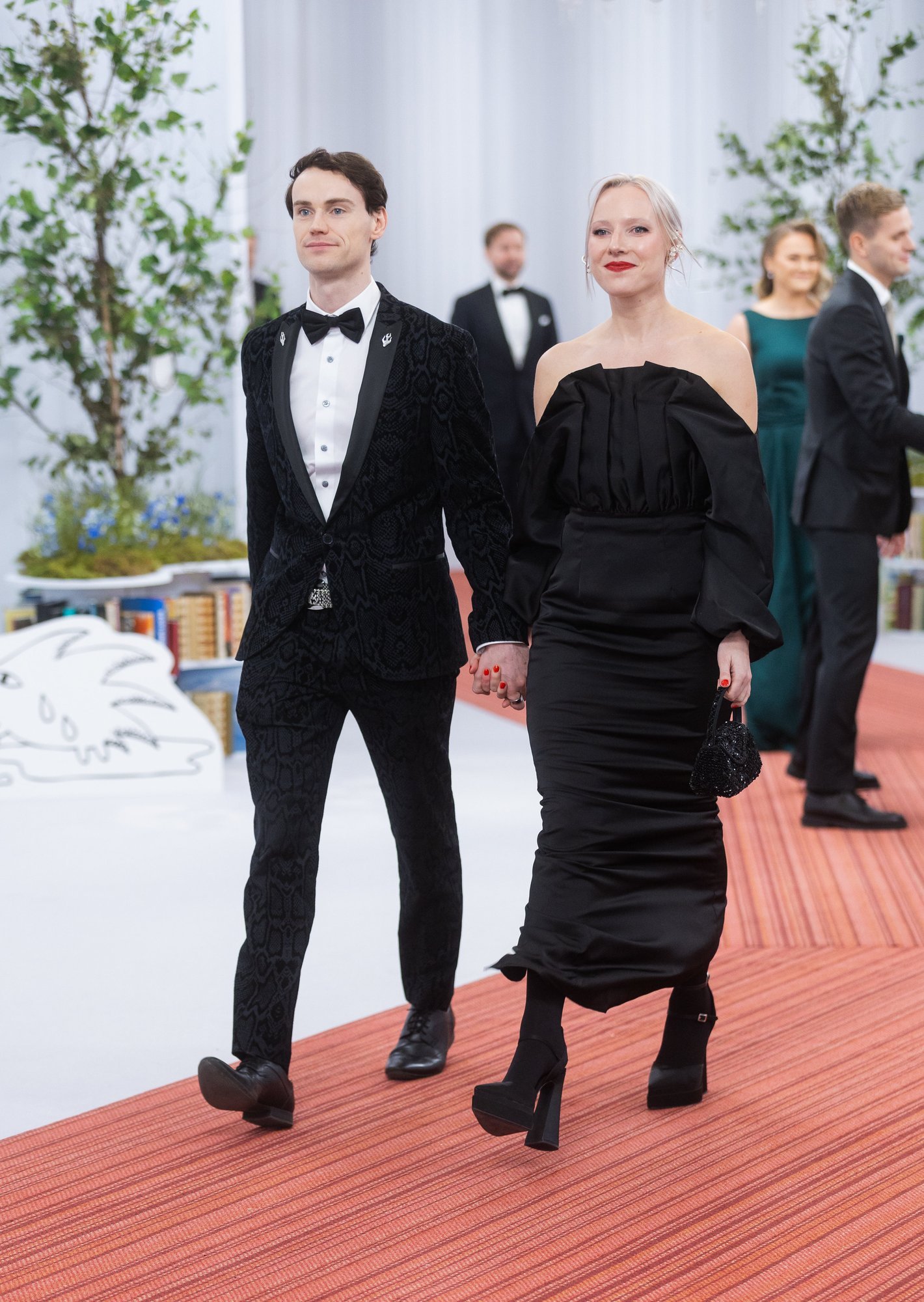 GALERII | Ajatu elegants või maailm, mis vajab tagasihoidlikkust? Musta kleidi võidukäik Vabariigi aastapäeval