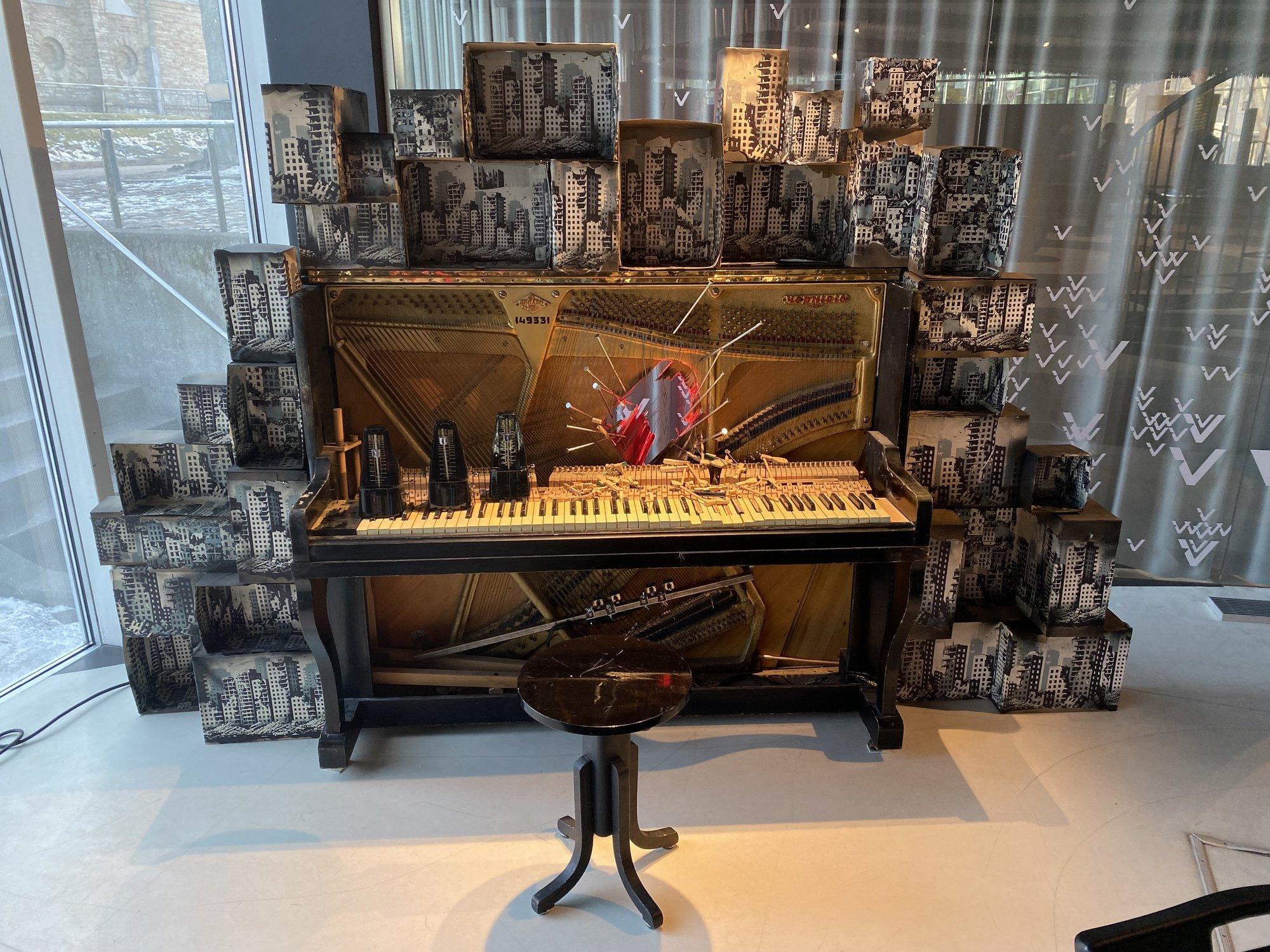 VIDEO | Kodu, mida enam ei ole – Vene Teater avas Vabamus ukrainlastele pühendatud installatsiooni