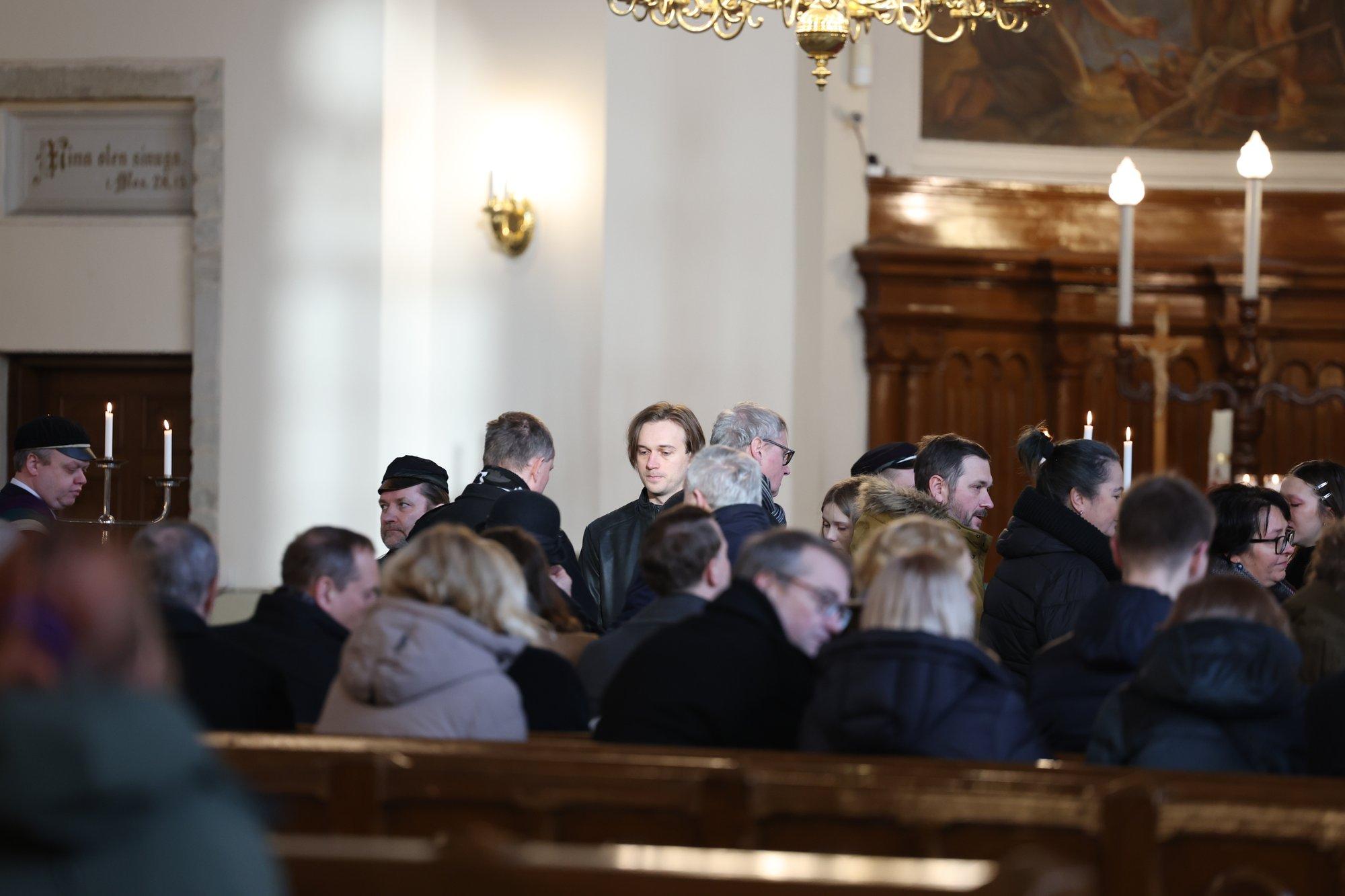 FOTOD | Priit Valkna saadetakse Kaarli kirikus viimsele teekonnale