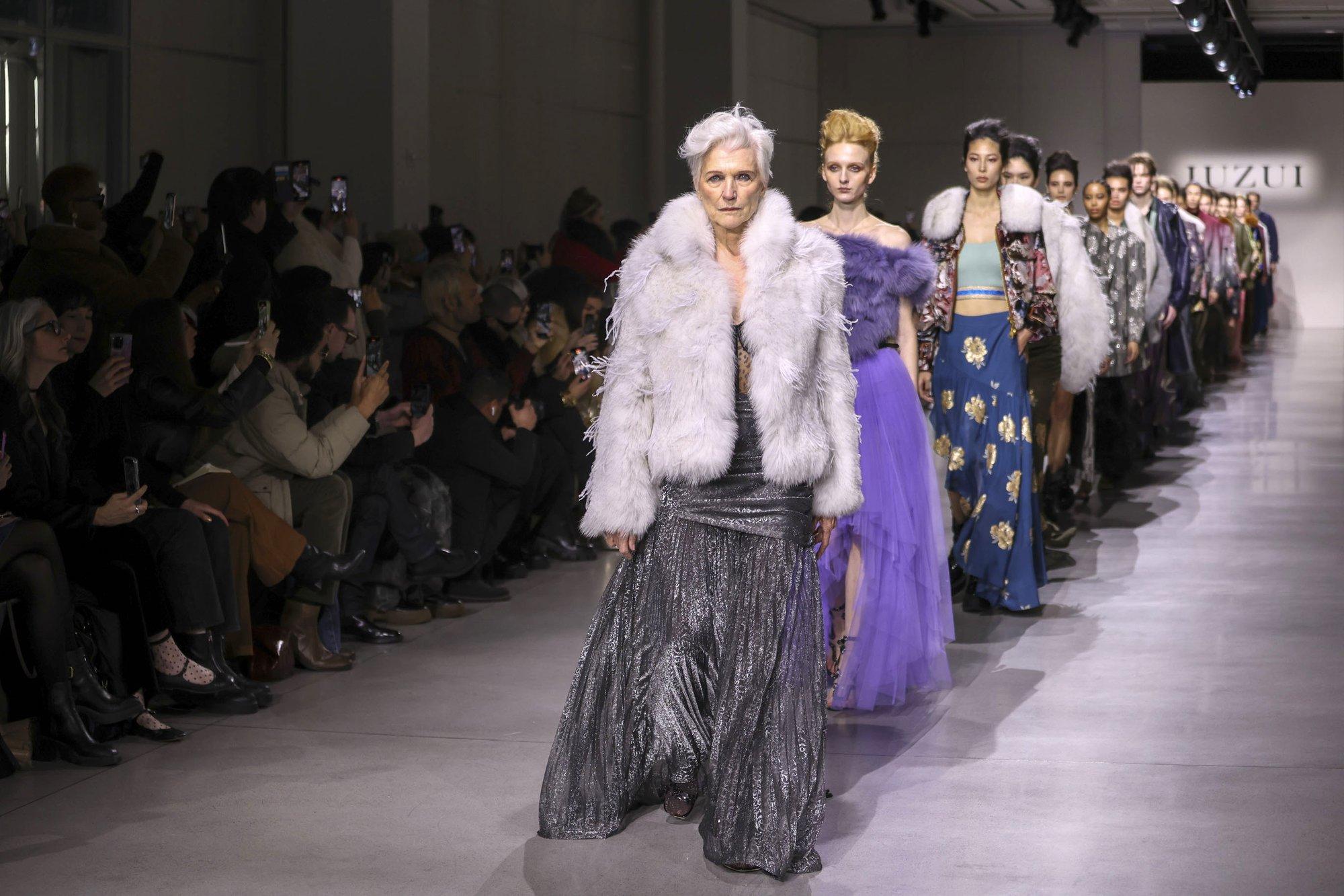 KLÕPSUD | New Yorgi moenädalal astus modellina lavale Elon Muski 76-aastane ema