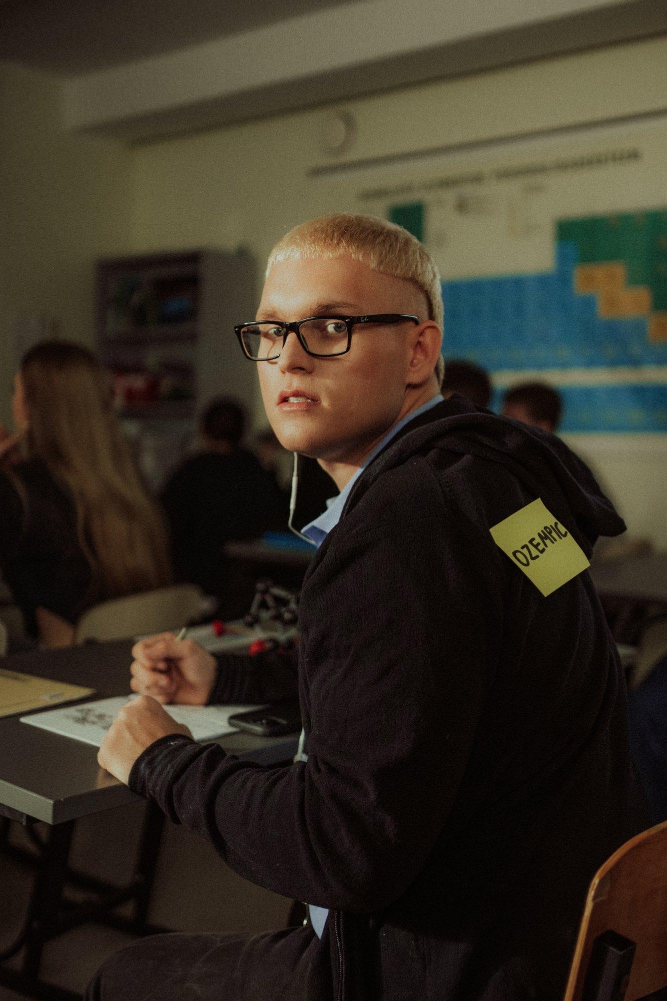 KUULA | Räppar Mäx avas soolokarjääri hittlooga „Ebapopulaarne“, mis teeb ninanipsu Ozempicu-kõlakatele