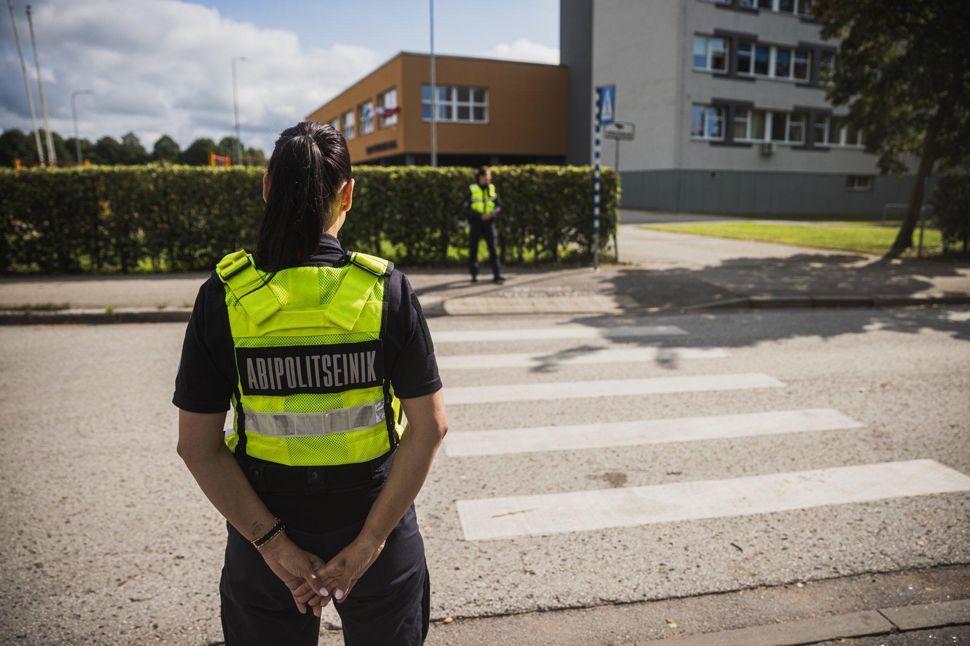 Abipolitseinikuks õppijad taastuvad kiiritusest. SKA: viie minuti asemel töötas UV-lamp seitse tundi