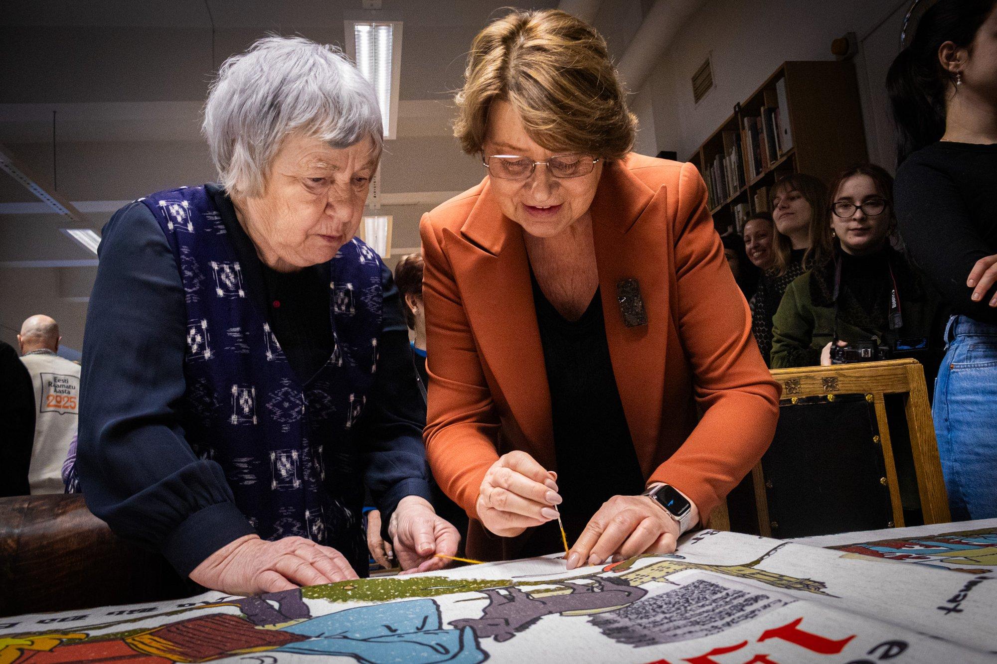 FOTOD | Kuusteist meetrit vaipa. Eesti raamatuloo piltvaiba esimese piste tegid Sirje Karis ja Anu Raud