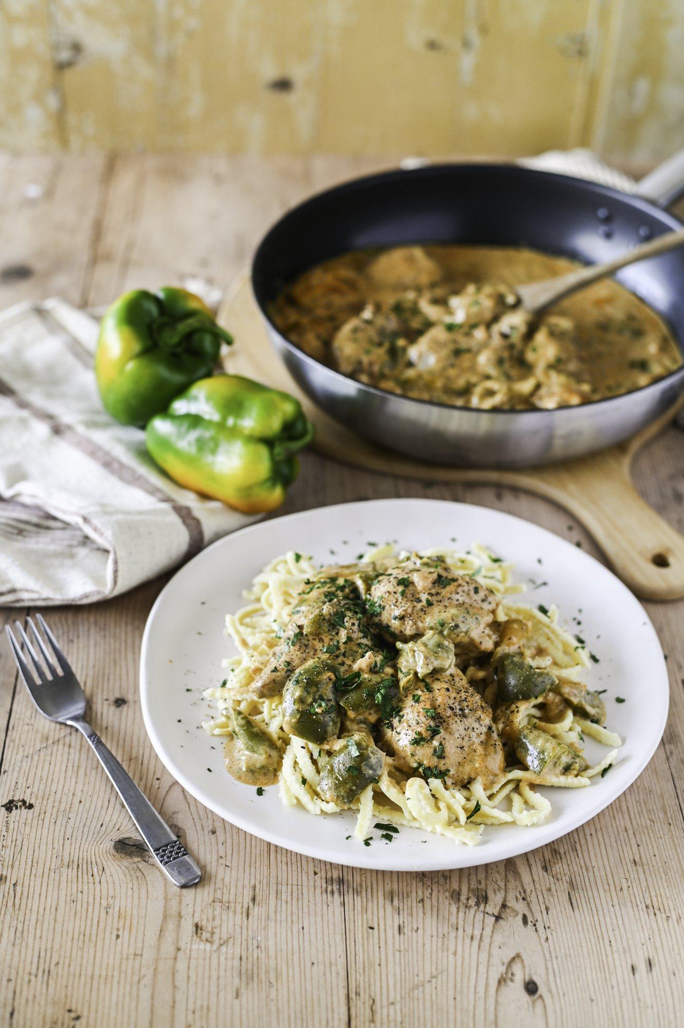Vaheldust ära tüüdanud argitoitudele! Ungari kuulus paprikaš kanaga - mõnus koorene kaste on kodune, samas piisavalt eriline